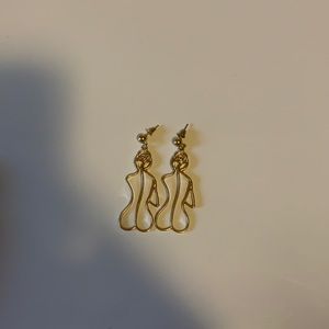 Gold statement earrings woman’s outline